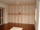 ＯＰＥＮな収納棚です。<br />
好きな位置に木の板を置いて収納スペースの高さが調節できます。