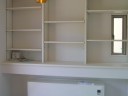 蓄熱暖房機とその上部を、本棚・飾り棚としました。