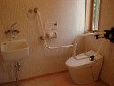 トイレは、<br />
左右に手摺を設けました。<br />
着座して、左側は、可動式で、手摺兼もたれ掛かりOKタイプのものを選択！！  