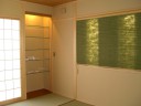 和室です。緑のプリーツカーテンがアクセントになってます。