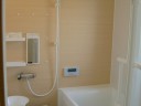 浴室には、一般的なカウンターを設置していません。<br />
移動式のカウンターがあり、中央に置くことで、親子向かい合って洗うことができます。
